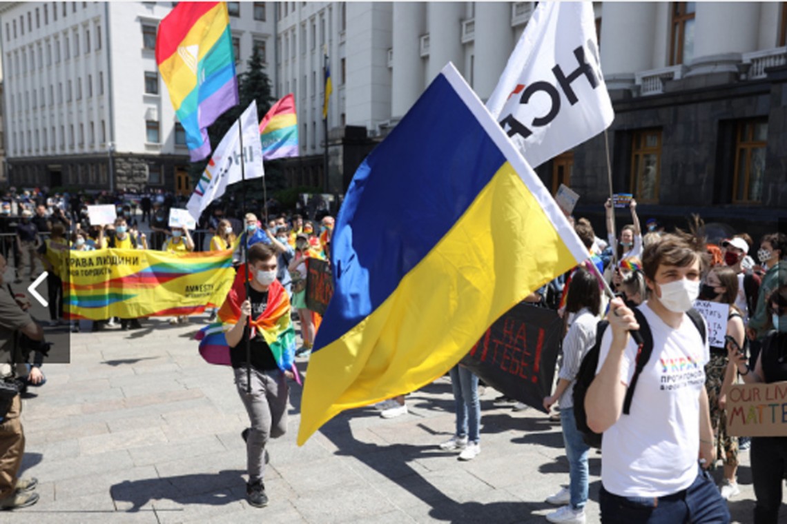 В Киеве под Офисом президента в субботу, 5 июня состоялась акция ЛГБТ-сообщества. Нарушений порядка и столкновений не было.