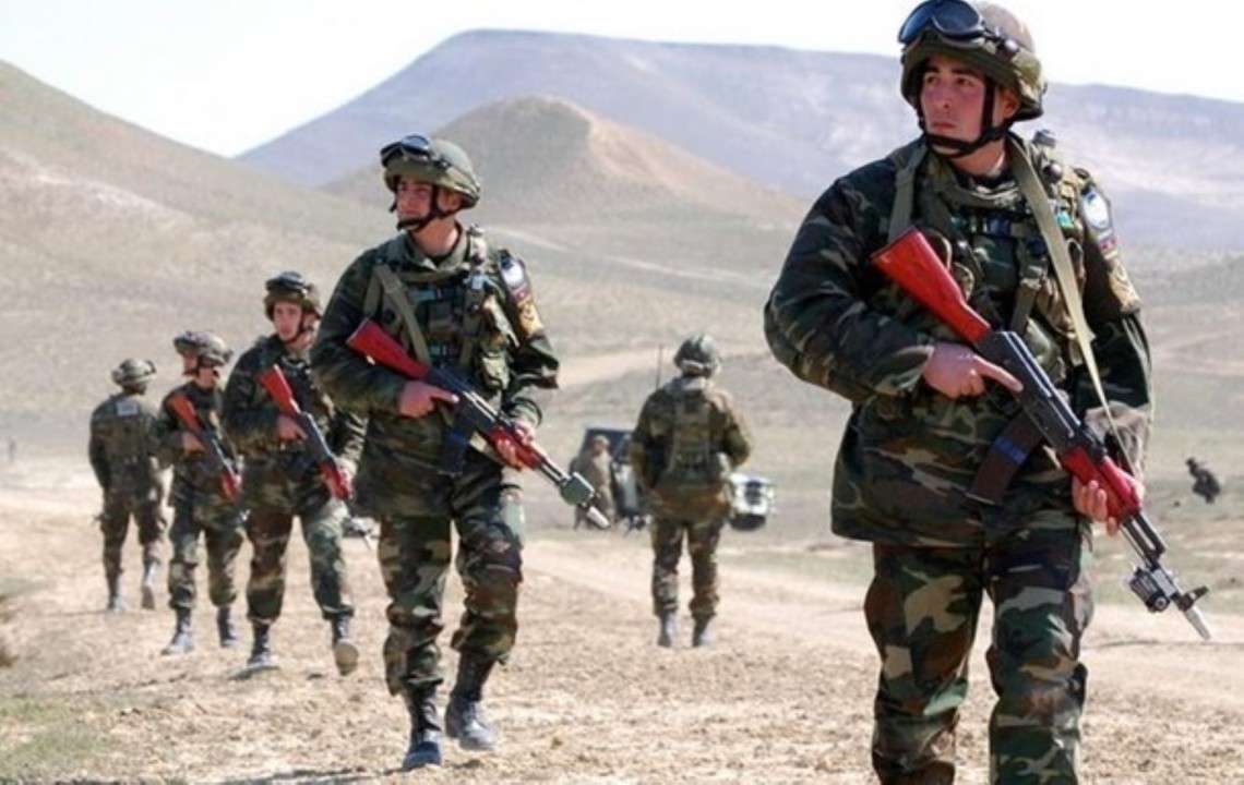 Армянские военнослужащие в последние дни открывали предупредительный огонь после попытки ВС Азербайджана соорудить укрепления на армянской стороне границы.
