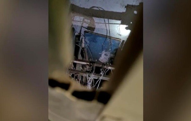 Из-за технической неисправности лифтовая кабина упала с 15-го этажа. По словам правоохранителей, людей спас сработавший тормозной механизм.