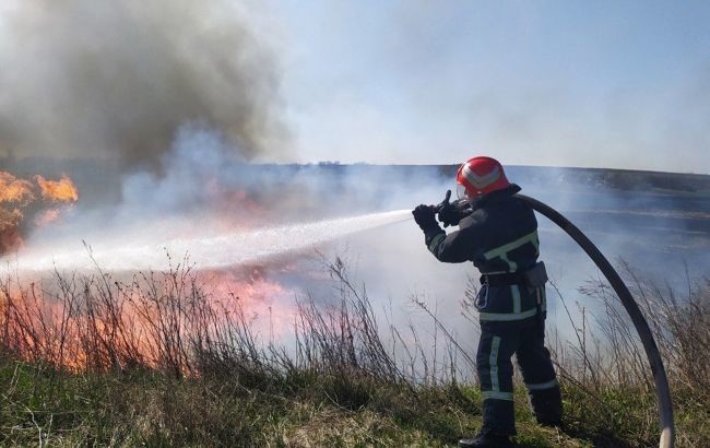 Государственная служба по чрезвычайным ситуациям предупредила жителей ряда областей Украины о чрезвычайном уровне пожарной опасности.