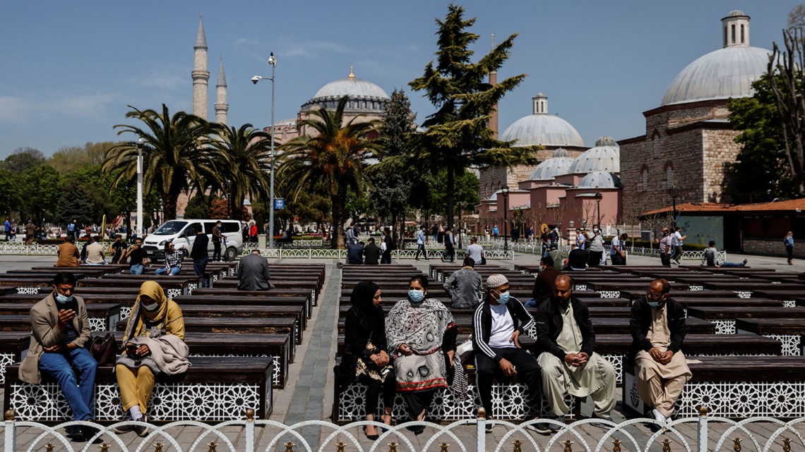 В Турции за последние двое суток статистика смертности сохраняется на уровне ниже 100. Примерно такой уровень был в марте этого года.