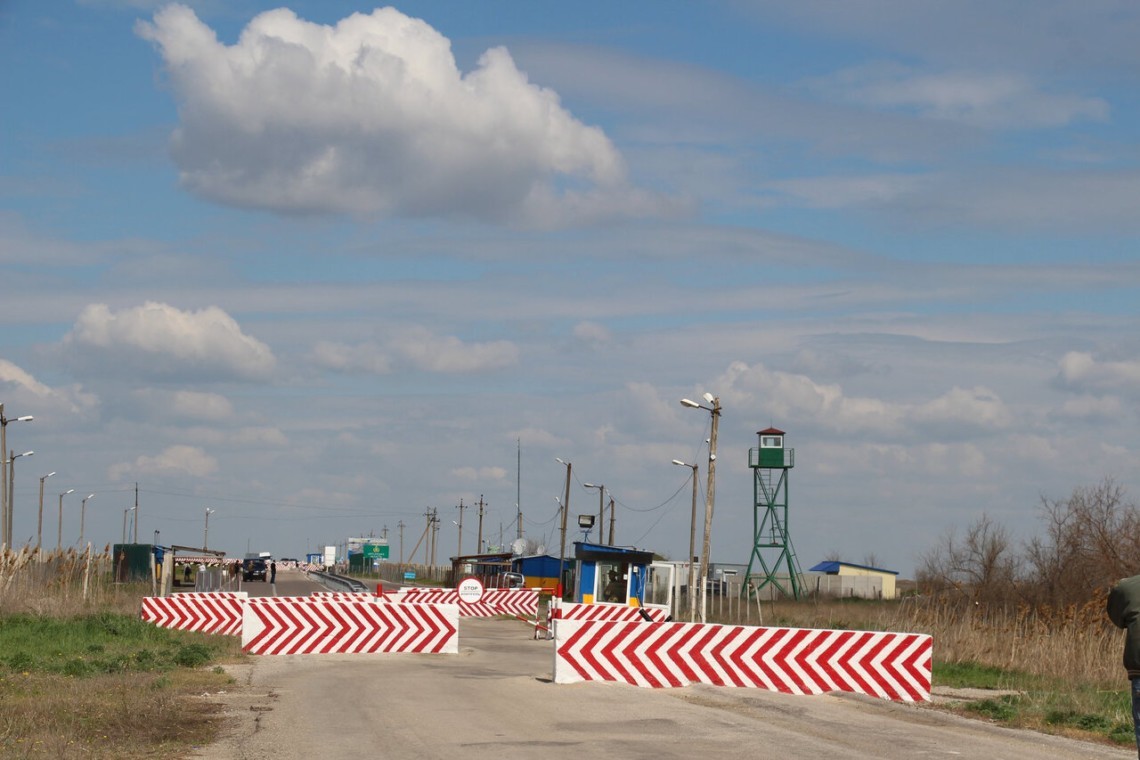 С 7 июня и на две недели Чаплинка на административной границе с оккупированным Крымом временно прекращает работу.