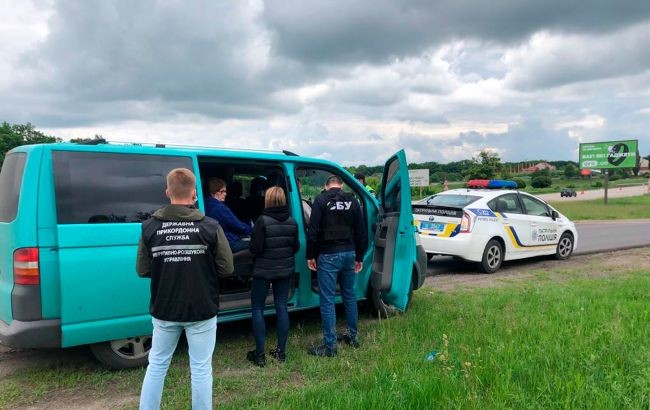 Вчера, 6 июня, пограничники харьковского отряда вместе с представителями СБУ пресекли незаконную пассажирскую перевозку.