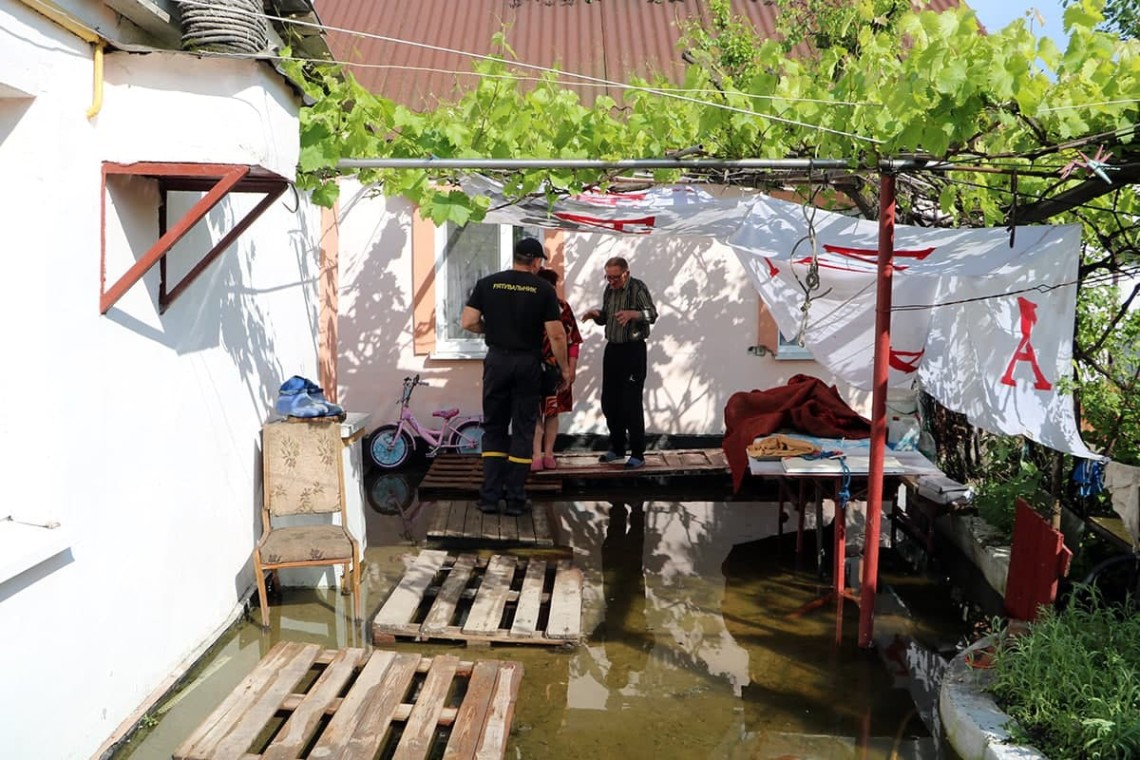 Через дощі рятувальники  продовжують ліквідовувати підтоплення на території житлового сектору в Дніпропетровській області.