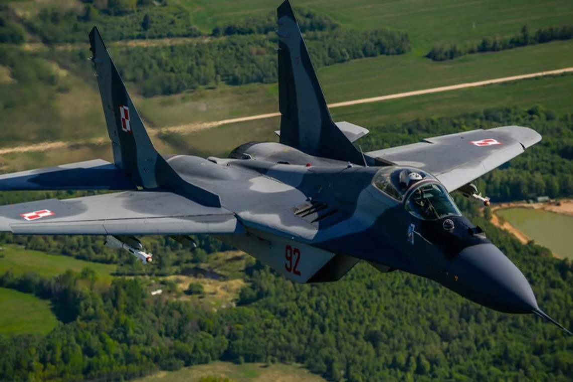 В Польше во время учений истребитель МиГ-29 ВВС по ошибке обстрелял летевший с ним в паре такой же самолет.