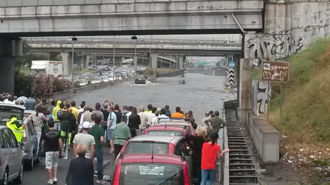 На столицу Италии, Рим, обрушился сильный шторм, который вызвал наводнения во многих районах города.