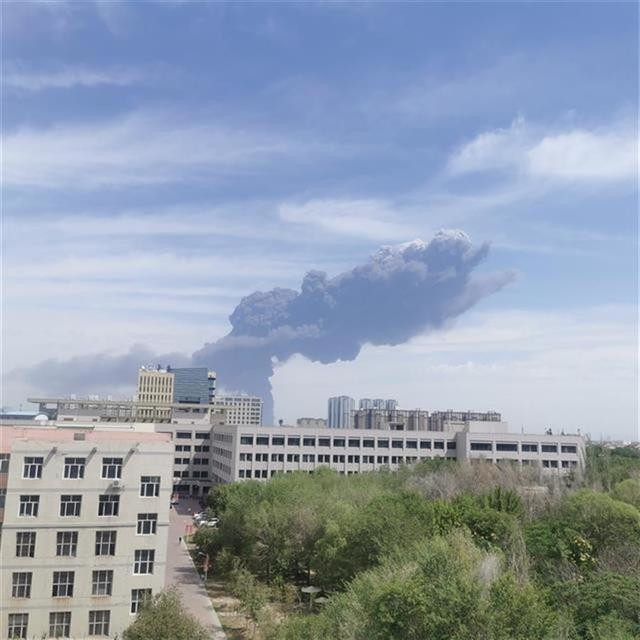 В китайском городе Шихецзы произошел взрыв и крупный пожар на химическом заводе по производству поликремния.