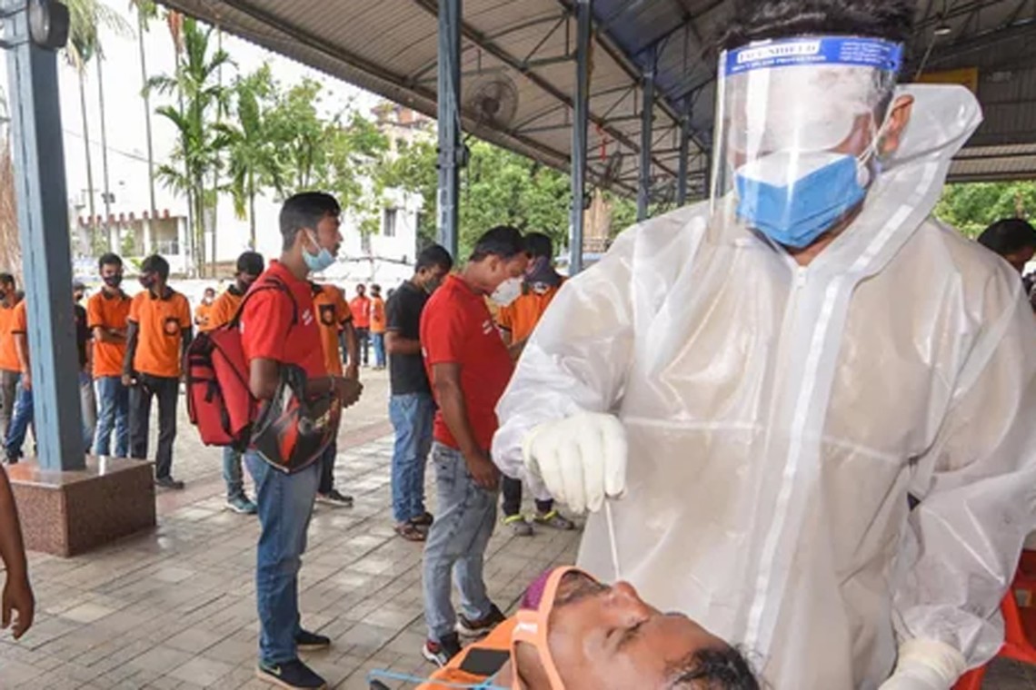 За минувшие сутки в Индии скончались от коронавируса 6 148 человек. Это новый антирекорд в стране.