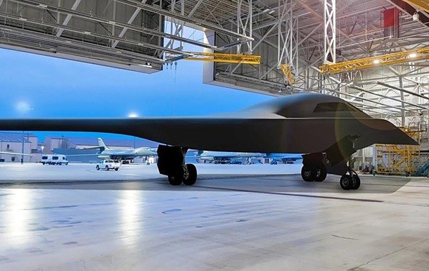 ВВС США готовятся к испытаниям двух стратегических бомбардировщиков нового поколения B-21 Raider. Первый полет B-21 должен состояться в середине 2021 года.