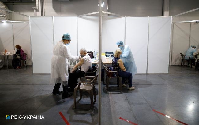 В Киеве с понедельника, 14 июня, стартует вакцинация госслужащих от коронавируса. Об этом сообщает пресс-служба Киевской городской государственной администрации (КГГА).