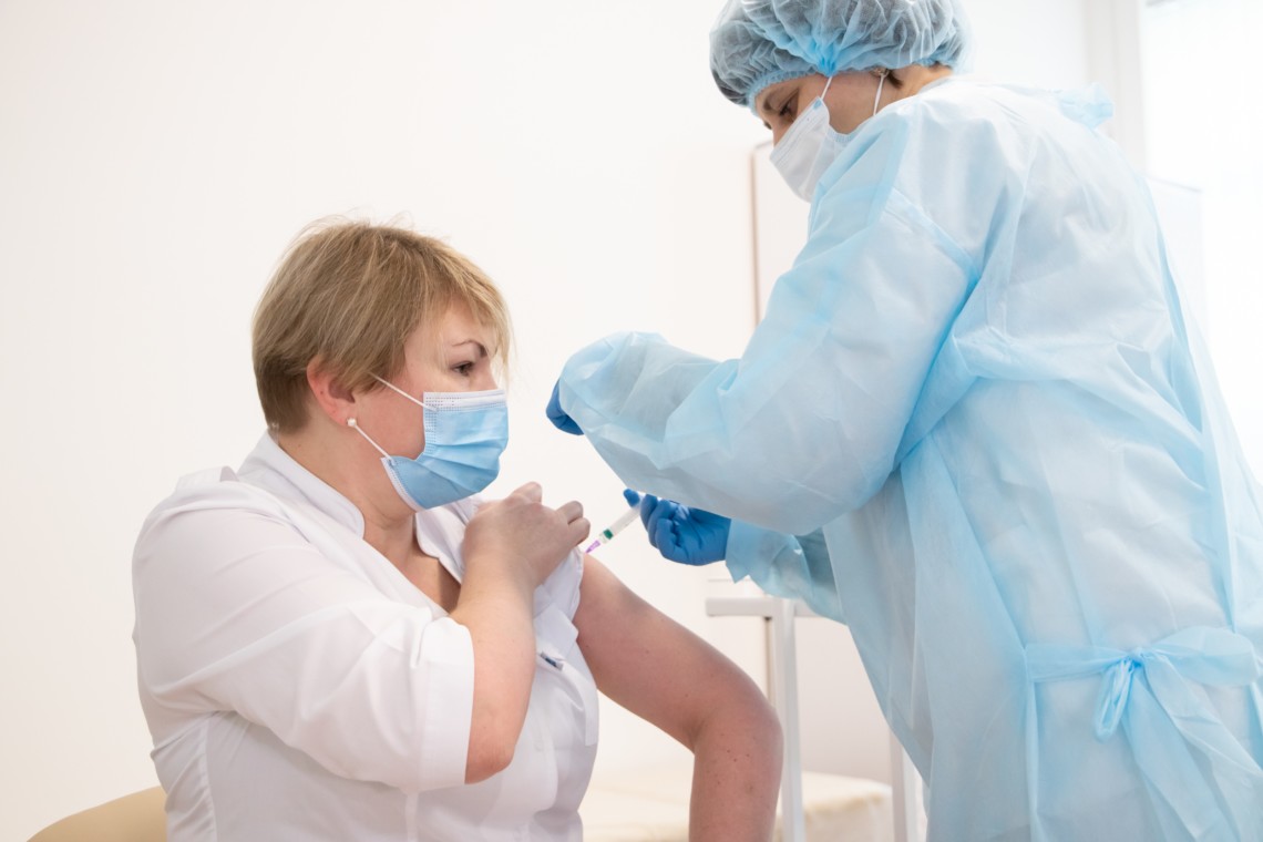 В Минздраве рассказали, где в Украине в ближайшие выходные начнут работать центры массовой вакцинации против коронавируса.