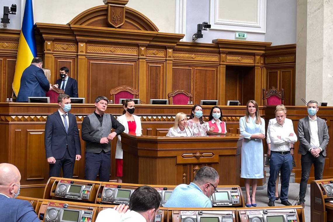 Десять народних депутатів з фракції Голос на засіданні Ради у середу, 16 червня, висловили недовіру керівництву партії і фракції.