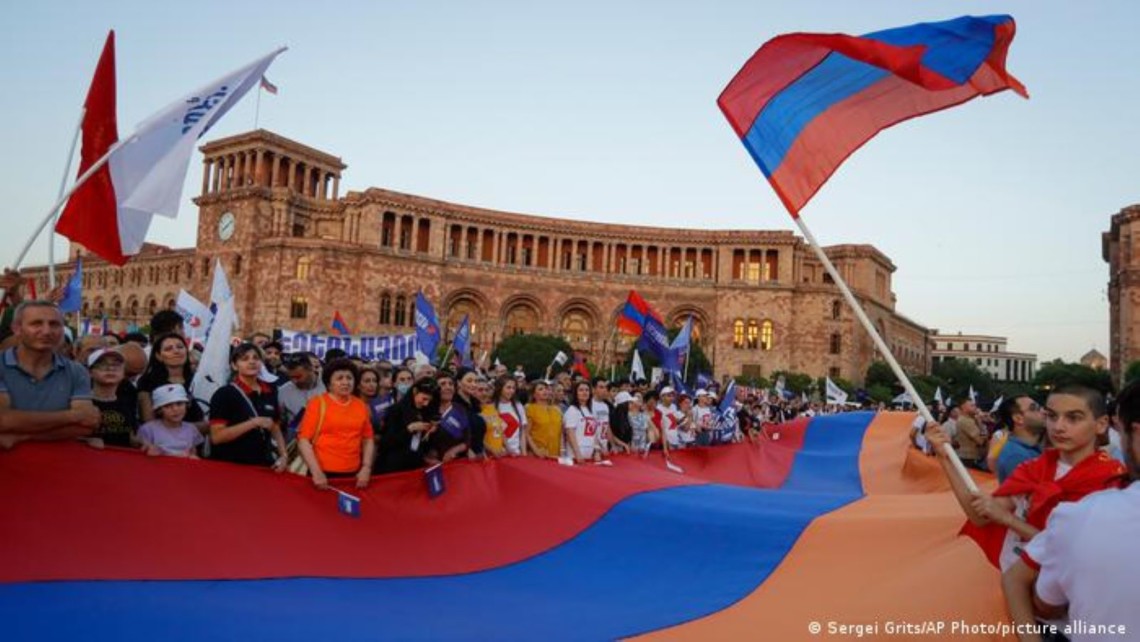 В Армении сегодня, 20 июня, проходят внеочередные парламентские выборы. Избиратели выбирают между 21 политической партией и четырьмя блоками.