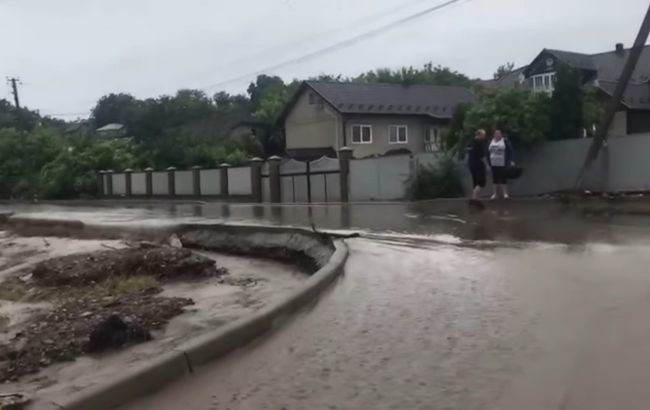 У Чернівецькій області через сильні дощі продовжує підніматися рівень води в річках регіону. В результаті негоди в регіоні підтоплено вже 14 населених пунктів.