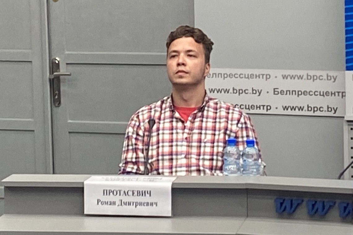 Оппозиционного блогера Романа Протасевича и его девушку Софью Сапегу, которых месяц назад задержали после принудительной посадки самолета в Минске, перевели под домашний арест.