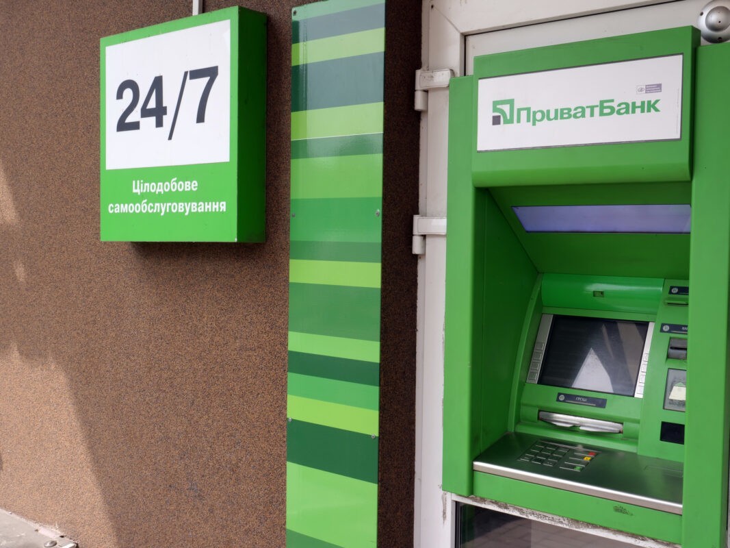 У некоторых клиентов  ПриватБанка сегодня ночью и днем повторно списались деньги с карточек по операциям за 23-24 июня. Банк обещает вернуть средства.