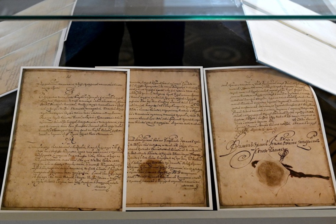 Украина получила от архива Швеции три копии Конституции Пилипа Орлика. В августе, впервые за 311 лет, в Украину попадет оригинал документа.
