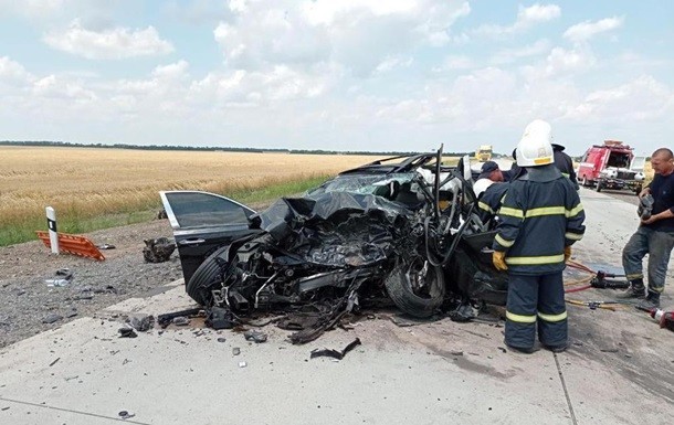 У Миколаївській області на трасі Н-14 Кропивницький-Миколаїв сталася дорожньо-транспортна пригода. У результаті аварії три особи загинули, а ще двох госпіталізували.