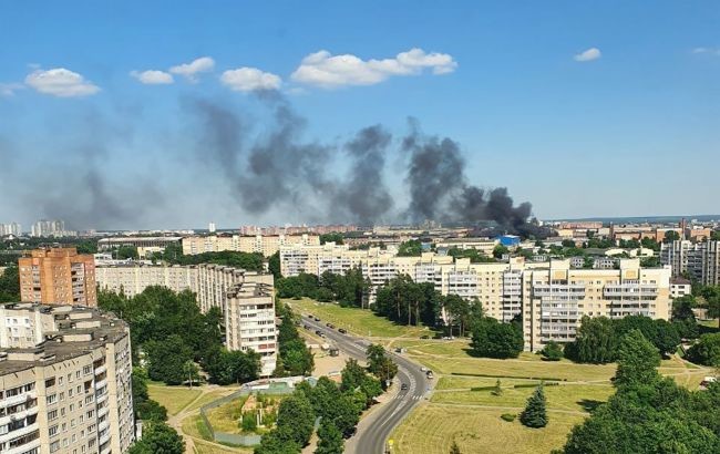 Пожар вспыхнул в Минске по адресу улица Социалистическая, 2а. Там находится завод МАЗ. Возгорание произошло внутри склада масла, поэтому наблюдалось сильное задымление.