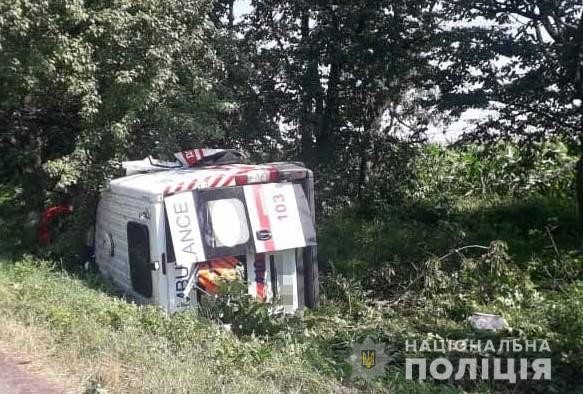Під Вінницею, поблизу смт Оратів, автомобіль швидкої допомоги з’їхав в кювет та перекинувся. У результаті аварії водій та двоє пасажирів шпиталізовані.