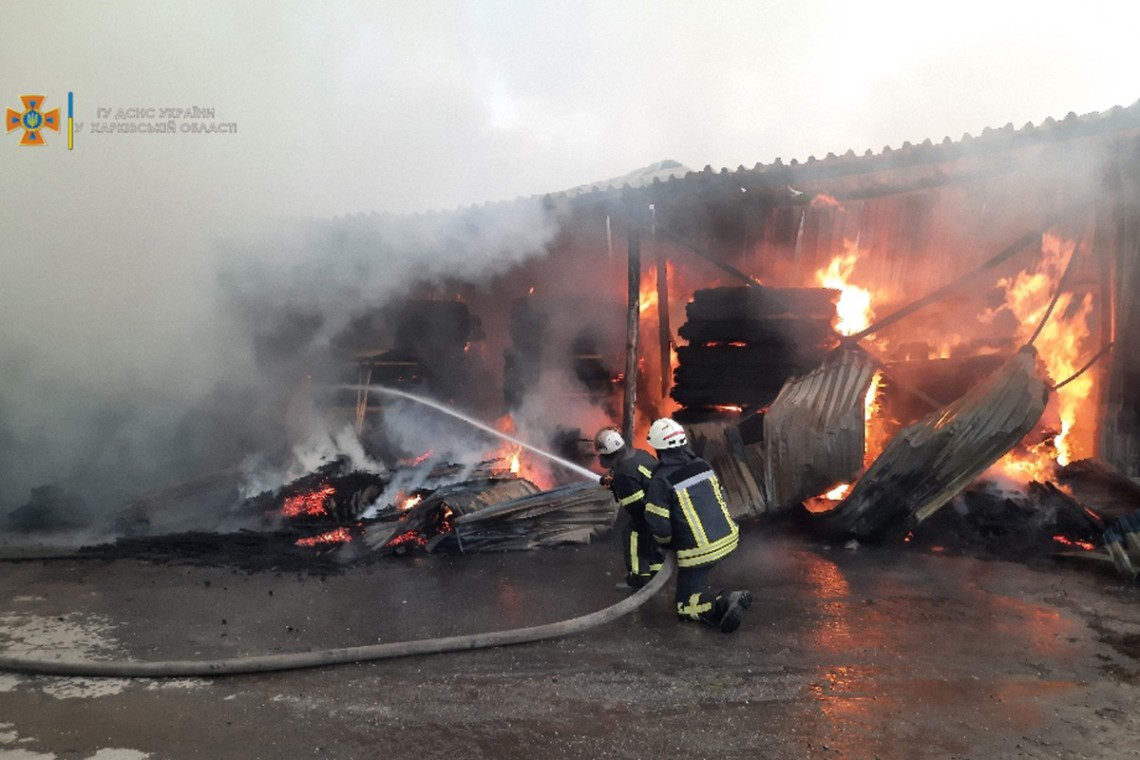 В Харькове вспыхнул крупный пожар на складе по хранению древесины. Возгорание тушили с помощью пожарного поезда.
