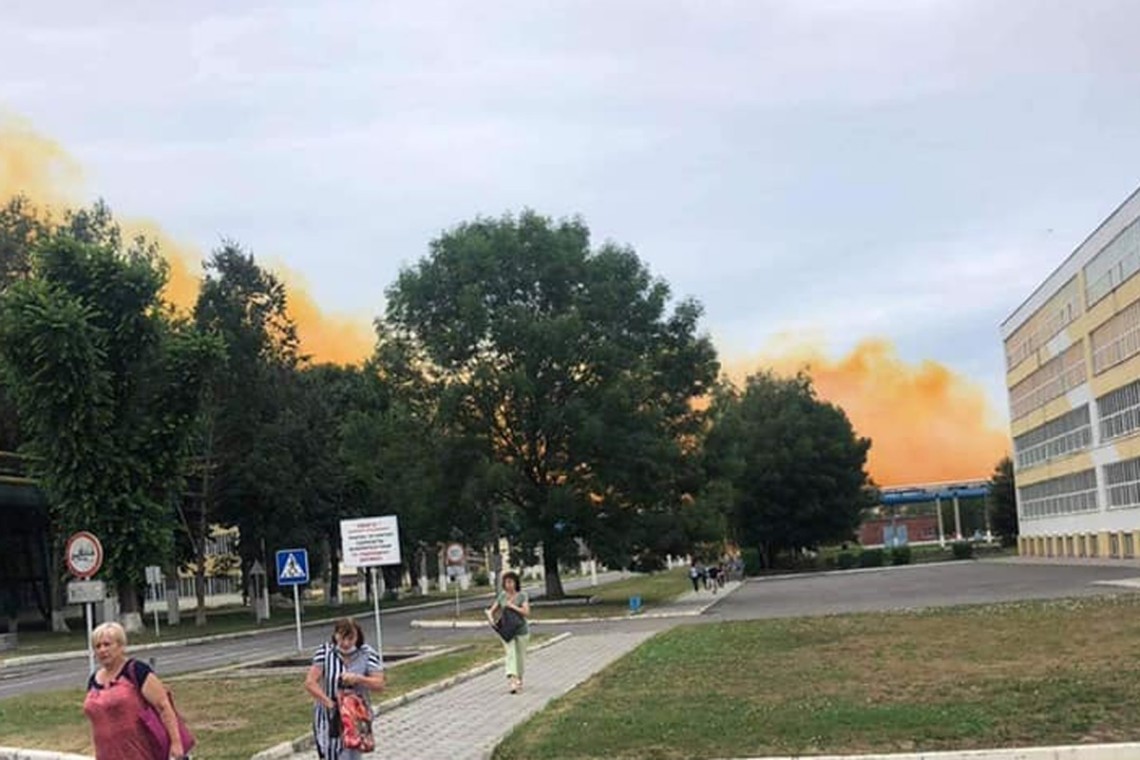 На заводе Ровноазот  20 июля произошла авария. В воздух поднялось огромное оранжевое облако окиси азота.
