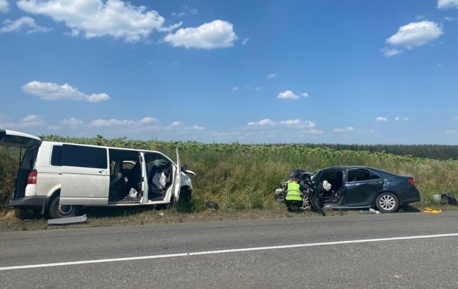 У Луганській області біля міста Кремінна сталося зіткнення автомобіля Toyota Camry з мікроавтобусом Volkswagen