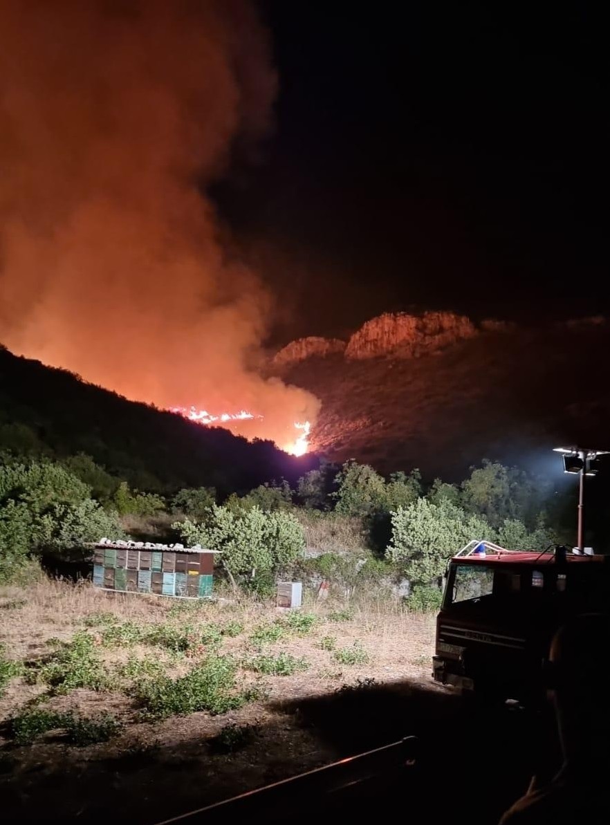 У Хорватії другу добу намагаються загасити пожежу в горах недалеко від міста Трогір в Далмації, її площа 550 гектарів.