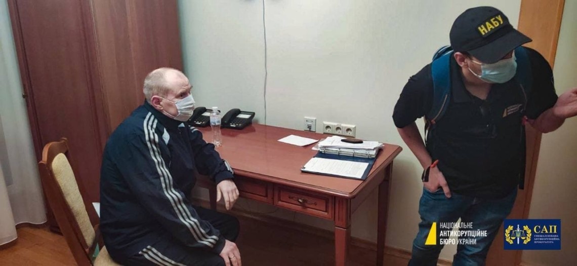 В больнице Феофания детективы НАБУ задержали экс-суддью Днепровского райсуда Киева Николая Чауса, подозреваемого в получении неправомерной выгоды.