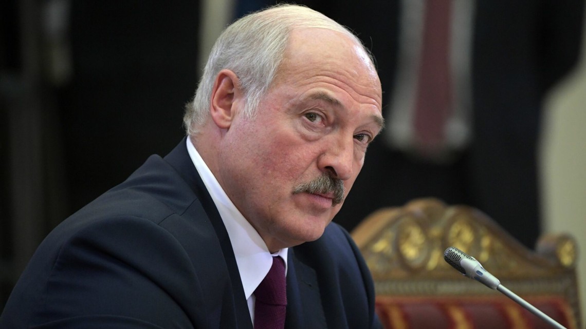 Александр Лукашенко видит в Украине новую угрозу для Беларуси и обвиняет Киев в антинародном курсе.
