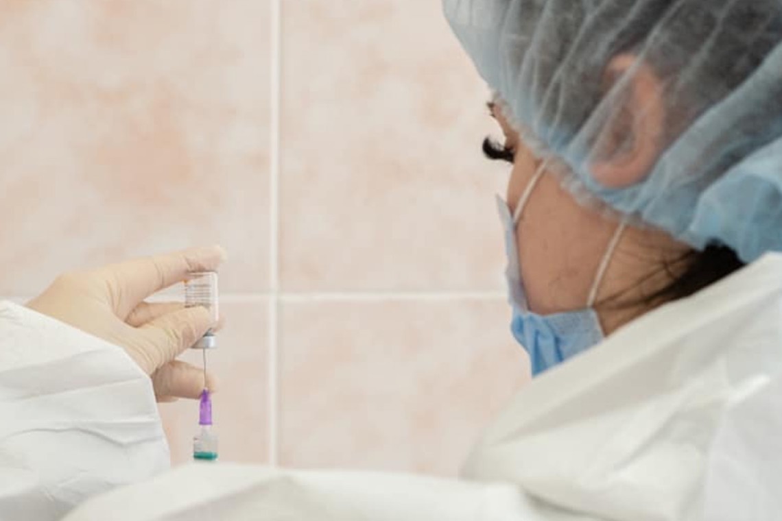 В Украине за сутки прививку против коронавируса получили 170 602 человека. Это новый рекорд.