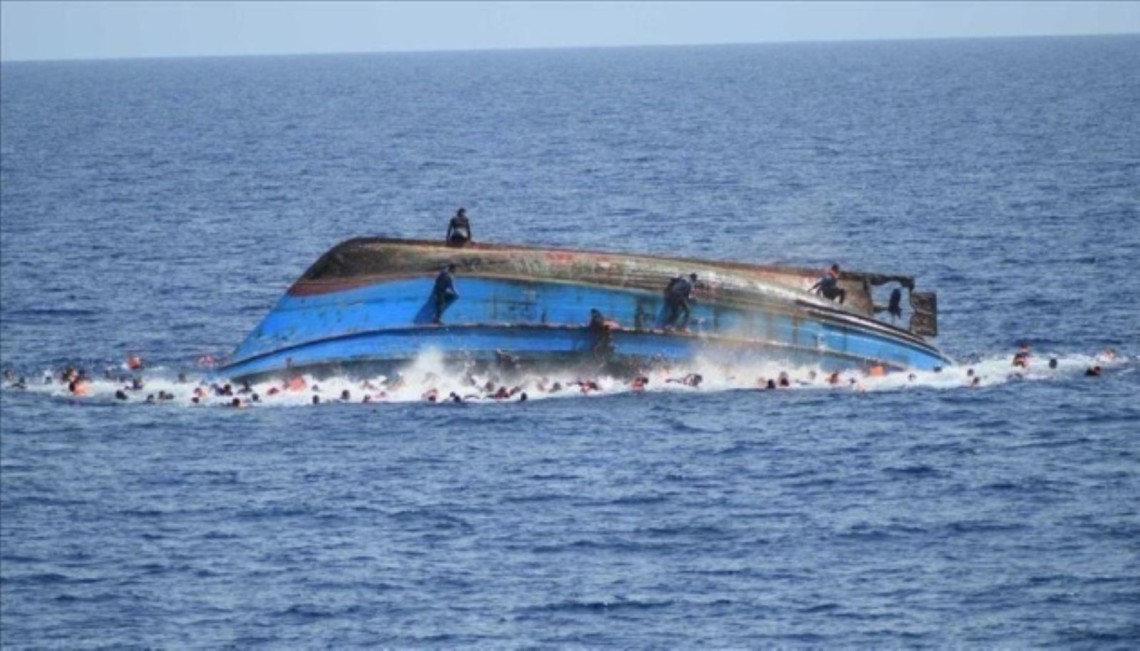 Лодка, следовавшая из Западной Сахары на Канарские острова, перевернулся с 50 пассажирами на борту. Около 40 мигрантов погибли.