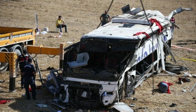 В результаті аварії, яка сталася в неділю, 8 серпня, на заході Туреччини загинули 15 людей, 17 були поранені.