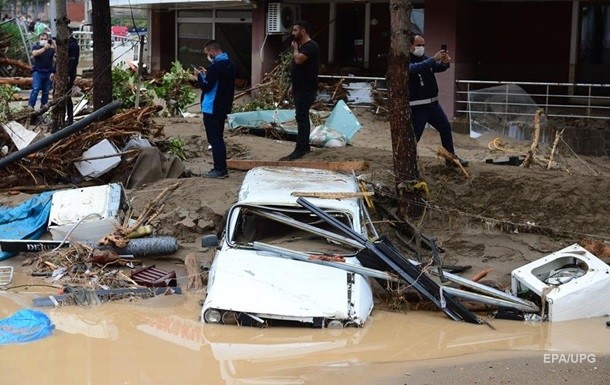 Новая волна дождей накрыла Черноморский регион на севере Турции - в нескольких населенных пунктах наводнения и оползни.