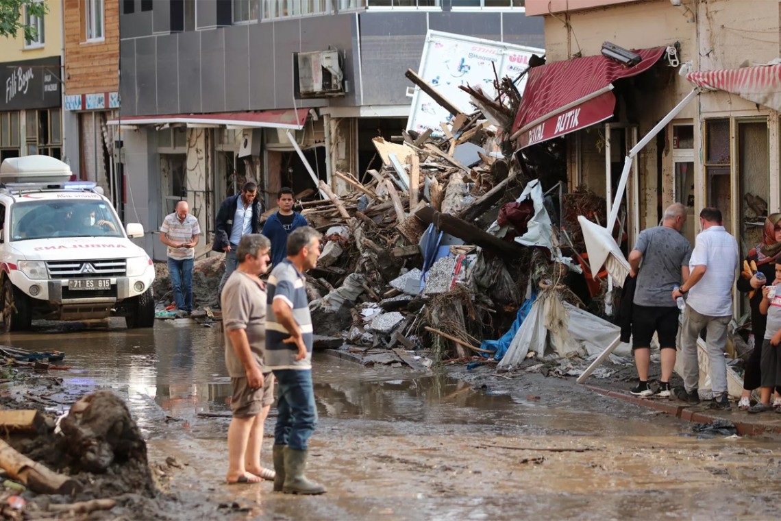В Турции в результате сильных наводнений и оползней погибли минимум 27 человек. Также разрушена инфраструктура.