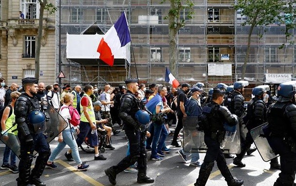 В ходе манифестации в Париже были задержаны 11 участников, один полицейский получил легкие травмы.