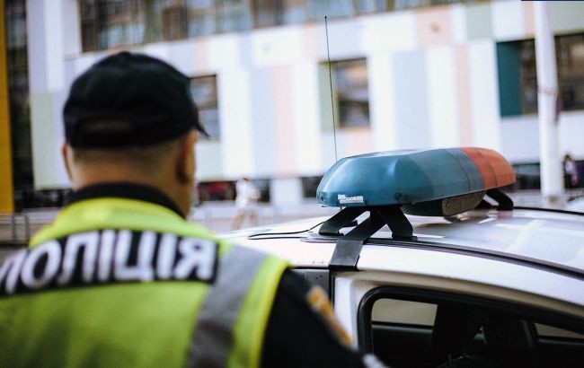 По данным правоохранителей, водитель автомобиля Volkswagen проигнорировал требования патрульных, о запрете проезда из-за проведения репетиции парада ко Дню независимости.