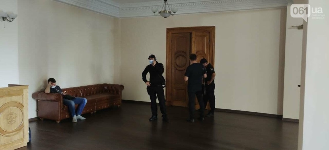У четвер, 19 серпня, в Запорізькій міськраді, в районних адміністраціях та комунальних підприємствах тривають обшуки.