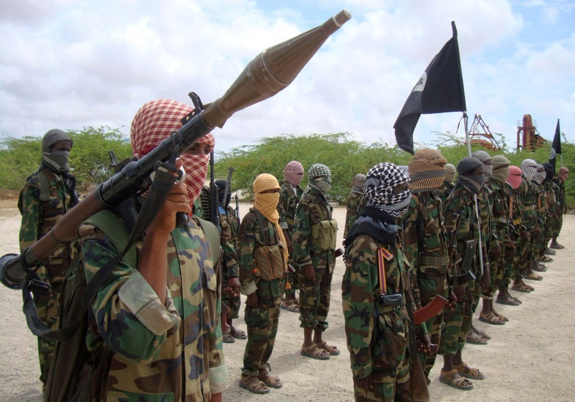 Взрыв произошел в помещении чайной, которая была очень популярна среди военнослужащих армии Сомали и сотрудников офиса разведки