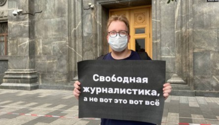 Журналиста Александра Горохова задержали первым, почти сразу же после того, как он развернул плакат «Свободная журналистика, а не вот это вот всё».