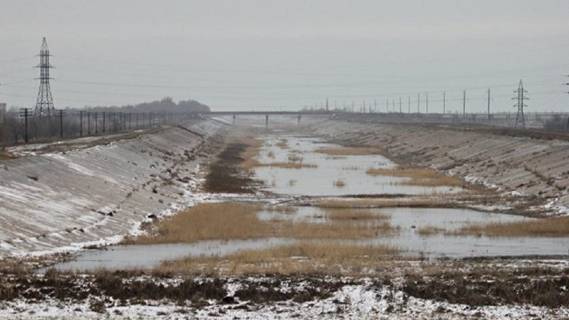 С 26 апреля 2014 года на территории Крыма нет воды, так как Украина построила дамбу и прекратила поставки воды на полуостров.