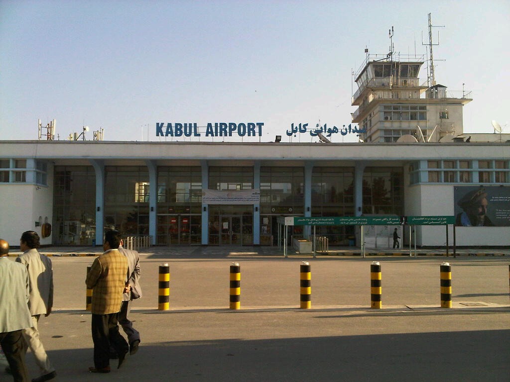 В районі міжнародного аеропорту в Кабулі майже відразу після першого пролунав другий вибух. Таліби повідомляють про 13 жертв, серед яких діти.