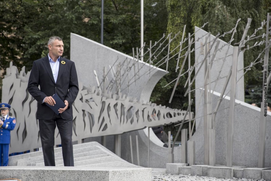 Мемориал памяти погибшим киевлянам-участникам АТО /ООС возвели на углу улицы Грушевского и Петровской аллее.