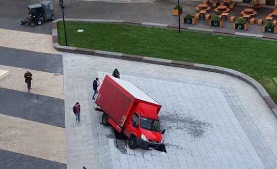 В Киеве грузовой автомобиль повредил новый фонтан на Арсенальной площади, который вчера открыли.