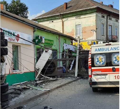 Во Львовской области произошло ДТП в котором погибли четыре человека. На месте аварии работает полиция.