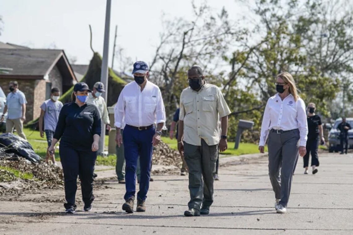 Президент США Джо Байден посетил пострадавший от урагана Ида Новый Орлеан и пообещал его жителям денежную помощь.