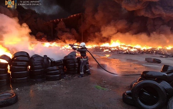 В Киевской области в ночь на субботу, 4 сентября, несколько часов тушили пожар на складе бытовых отходов.
