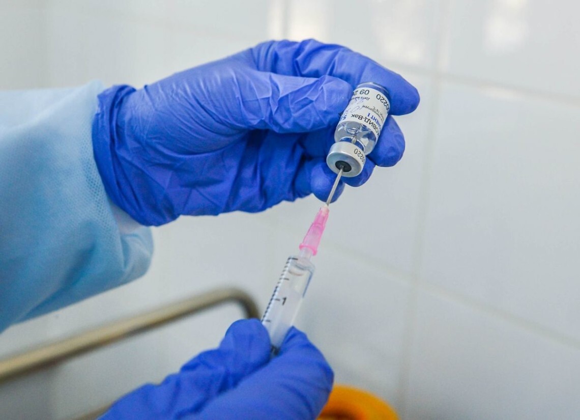 Завершили иммунизацию от коронавируса, то есть получили вторую дозу препарата, еще 48 830 украинцев.