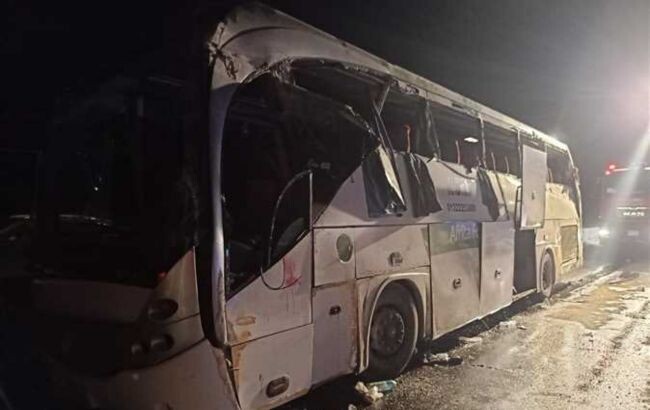 Инцидент произошел в районе 109 километра трассы Суэц-Каир. Причины переворачивания автобуса пока не сообщаются.