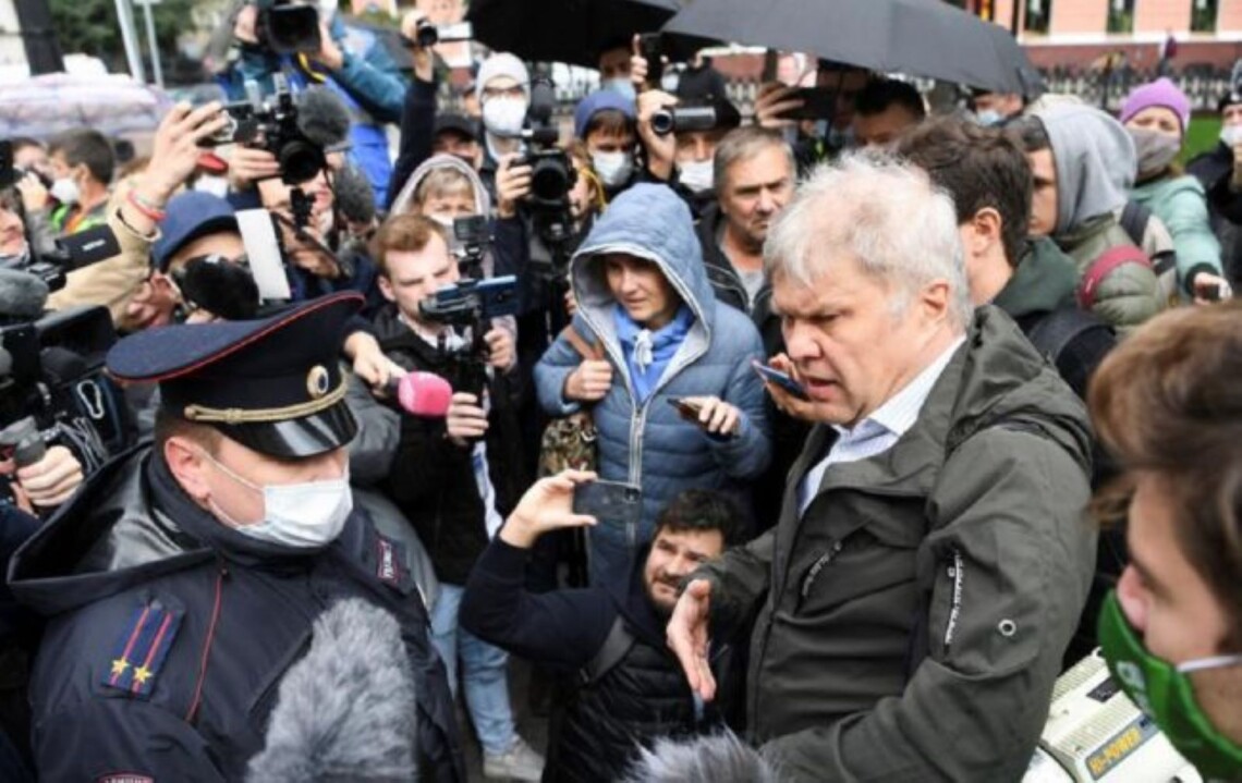 В Москве люди вышли на акцию протеста против закона об иностранных агентов и на поддержку СМИ и журналистов, которым власти РФ присвоила этот статус.